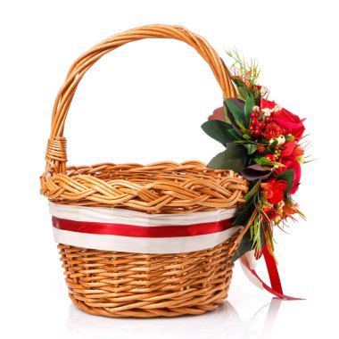 Mor çiçekleri, yeşilliği ve kurdeleleri olan güzel bir çiçek kompozisyonu beyaz arka plandaki hasır sepetin sapında asılı..