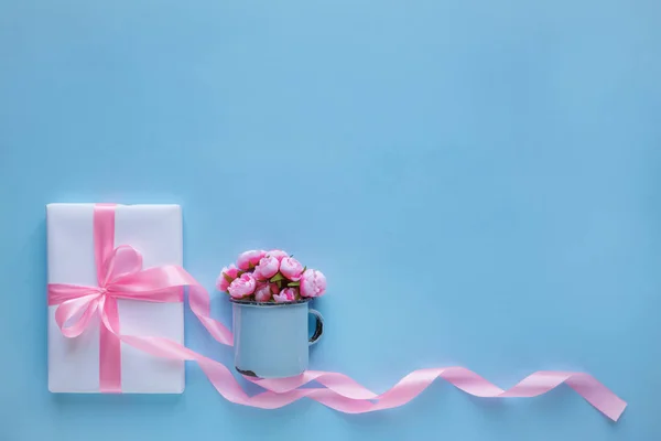 Scatola Regalo Avvolta Carta Bianca Con Nastro Rosa Coppa Blu — Foto Stock