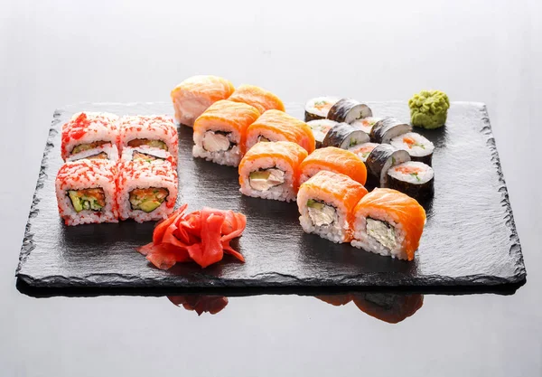 Různé Druhy Sushi Rolí Kamenné Desce Japonská Kuchyně — Stock fotografie