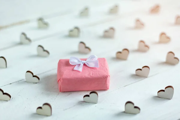 Piccolo Regalo Avvolto Carta Rosa Con Fiocco Bianco Sfondo Bianco — Foto Stock