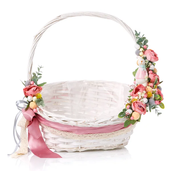 柳条篮 白色背景上有花卉装饰和彩带 — 图库照片