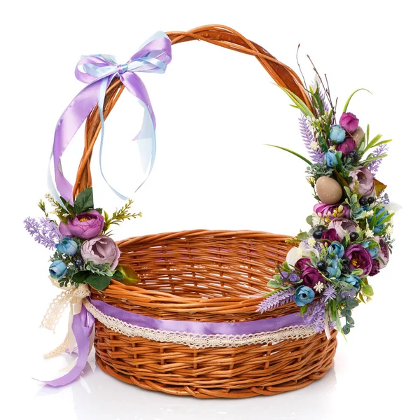 Brązowy Kosz Latający Ciekawą Dekoracją Kwiaty Wielkanocne Fioletowych Kolorach Izolacja — Zdjęcie stockowe