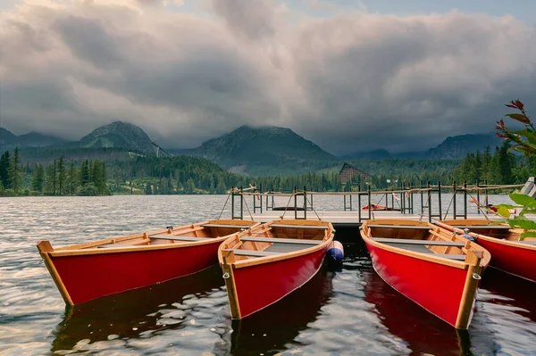 Bergsee Nationalpark Hohe Tatra Strbske Pleso Slowakei Liegeplatz Mit Booten — Stockfoto