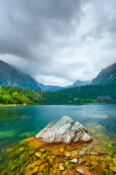 Lago Del Bosque Con Rocas Altas Las Montañas Lugar Para — Foto de Stock