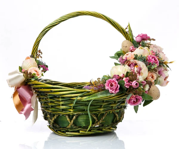 Piękny Kosz Dekoracyjny Kwiatami Wielkanoc Odizolowany Białym Tle — Zdjęcie stockowe