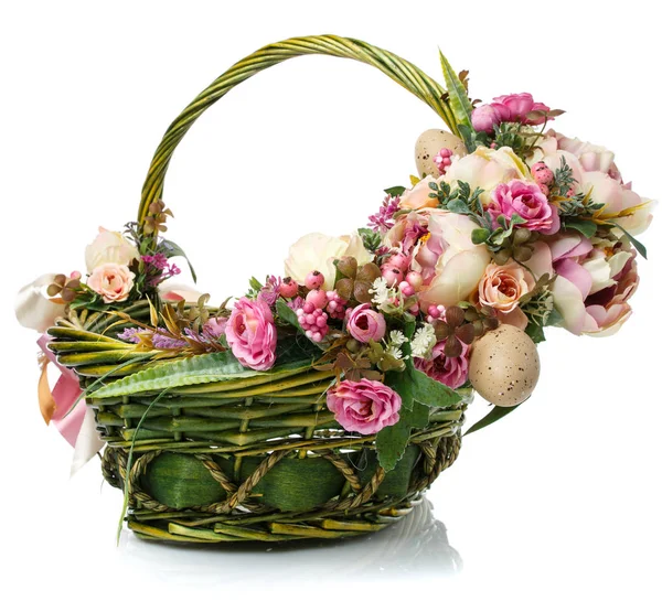 Piękna Kompozycja Kwiatowa Fioletowymi Kwiatami Zielenią Wstążkami Wiszącymi Uchwycie Wiklinowego — Zdjęcie stockowe