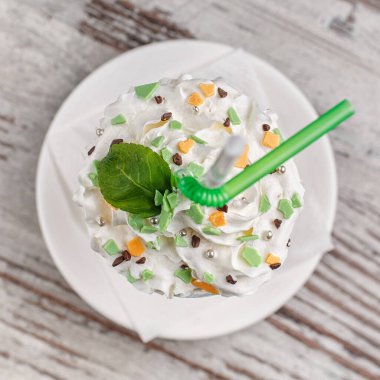 Dondurma, lokum ve naneli taze süt kokteyli. Lokantadaki lezzetli tatlı. Restoran menüsü için fotoğraflar.