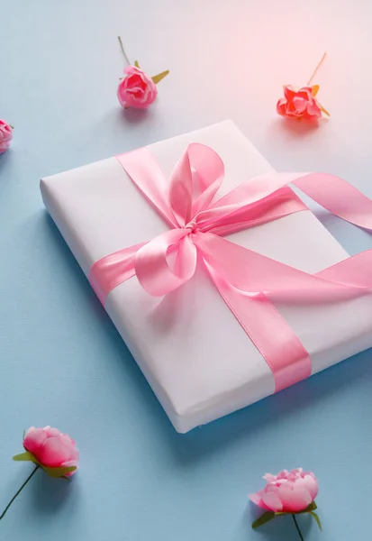 Decorazione Primaverile Piccole Rose Rosa Confezione Regalo Bianca Con Nastro — Foto Stock