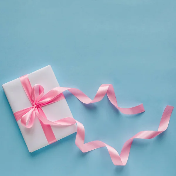 Confezione Regalo Bianca Con Grande Fiocco Rosa Sfondo Blu Posto — Foto Stock