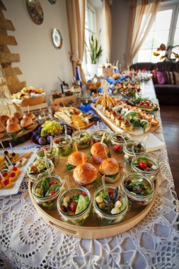 Açık büfede sebze soğuk atıştırmalıklar. Soğuk atıştırmalıklarla dolu açık büfe masası. Parti ya da bar konsepti.