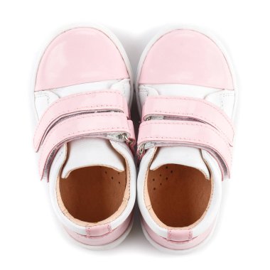 Beyaz, beyaz arka plandaki kızlar için pembe spor ayakkabılı. Ayakkabı reklamı için fotoğraf. Üst görünüm