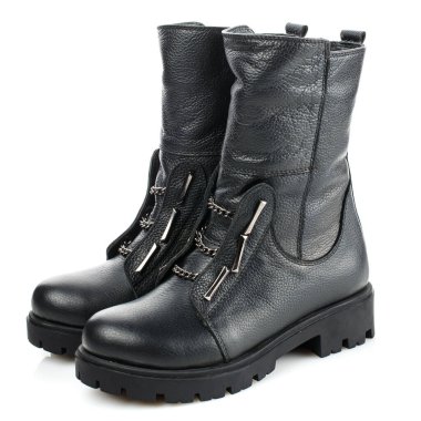 Beyaz arka plandaki kızlar için siyah deri çizmeler. Ayakkabı reklamı için fotoğraf.