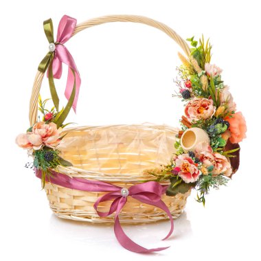 Hasır sepet pembe çiçeklerle süslenmiş ve doğal katkı maddeleriyle süslenmiş. İzole edilmiş