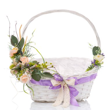 Yeşil yaprakları, narin pembe çiçekleri ve beyaz Paskalya sepetinde doğal ahşap dalları olan bir dekor. İzole edilmiş