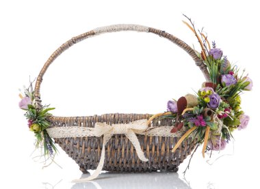 Dekoratif gri hasır sepet, orjinal çiçek dekoru ve beyaz arka planda izole edilmiş geniş kurdele.