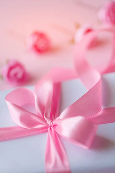 非常漂亮的节日粉红弓在一个白色礼品盒上 轻柔的背景 把衣服穿上 — 图库照片