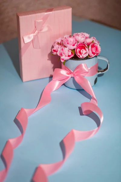 Composición Plana Puesta Hermosas Rosas Una Taza Matal Caja Regalo —  Fotos de Stock