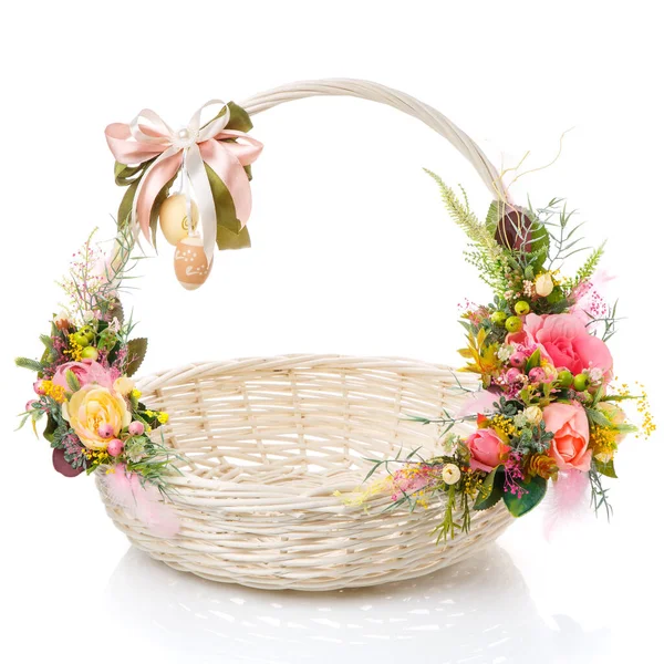 非常漂亮的圆形白色复活节篮子 手柄上有蝴蝶结 花朵种类繁多 用精致的粉红色和绿色装饰 被隔离了 — 图库照片