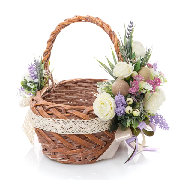 Cesta Marrón Mimbre Decorada Con Delicadas Flores Colores Pastel Cintas — Foto de Stock