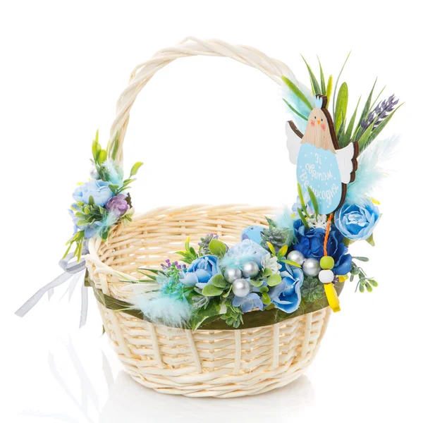 Malý Dětský Velikonoční Koš Zdobený Jemnými Modrými Pastelovými Květy Dekorativním — Stock fotografie