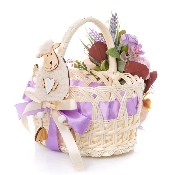 Malý Velikonoční Košíček Jehněčím Dekor Různými Květinami Zelení Fialovou Stuhou — Stock fotografie