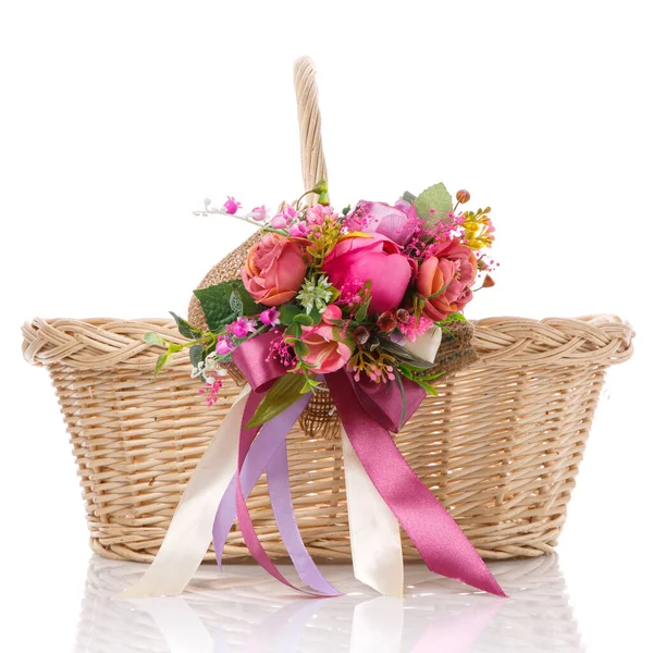 Wiklinowy Kosz Jest Ozdobiony Różowo Wystrój Kwiatów Koronki Wstążki Białym — Zdjęcie stockowe