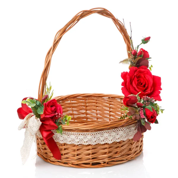 赤で手作りの装飾が施された自然のブドウで作られたイースターバスケット 花の装飾が施されたバスケット — ストック写真