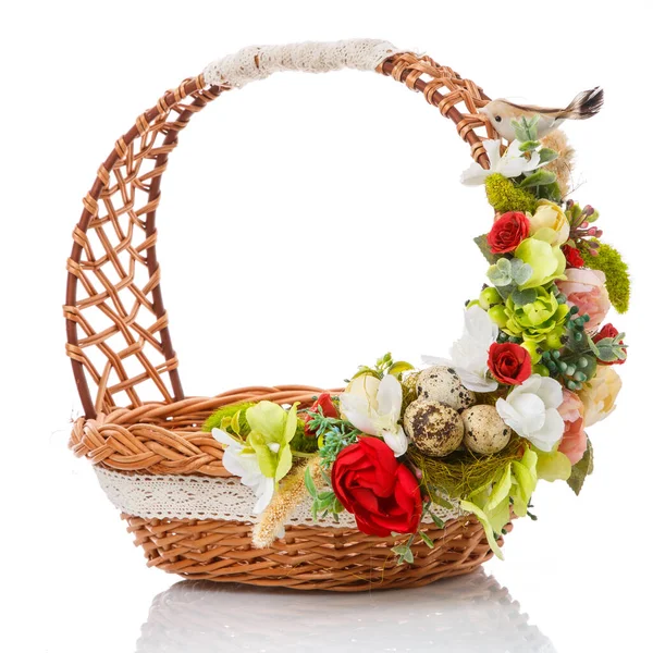 Hnědý Proutěný Koš Originální Rukojetí Dekor Květinami Vejci Malým Keramickým — Stock fotografie