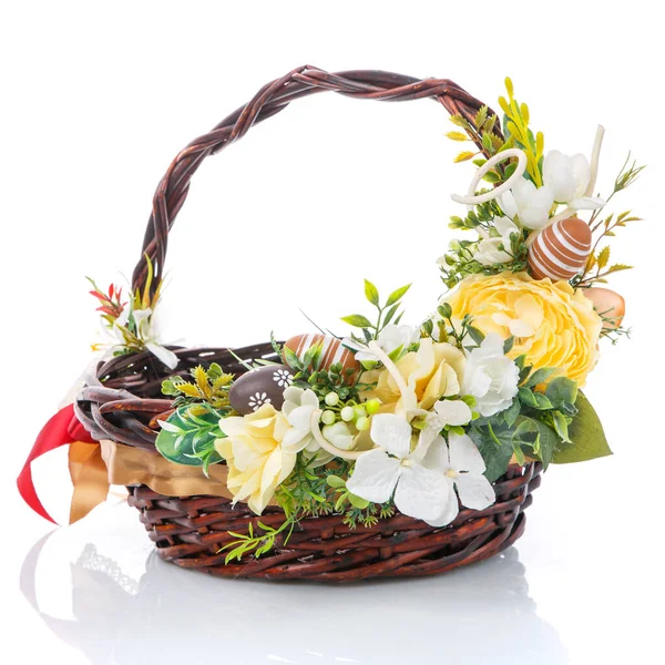 Wiklinowy Koszyk Wielkanocny Ozdobiony Żółtymi Kwiatami Dekoracyjnymi Kolorowymi Jajkami Białym — Zdjęcie stockowe
