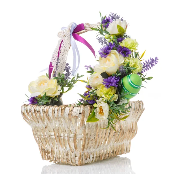 Duży Biały Złoty Koszyk Wielkanocny Ozdobiony Jasnymi Kwiatami Lawendą Kolorowymi — Zdjęcie stockowe