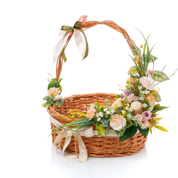 Beautiful Easter Composition Flowers Green Leaves Light Colors Decorates Wicker — Stock Photo, Image