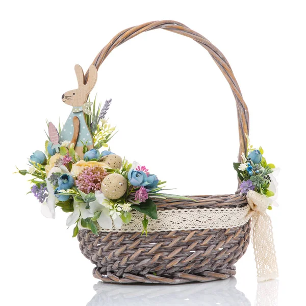 Provence Velikonoční Květinové Aranžmá Dekorativním Dřevěným Zajíčkem Proutěném Koši Izolováno — Stock fotografie