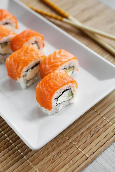 Hagyományos Friss Japán Sushi Tekercs Lazaccal Fehér Tálcán Japán Élelmiszer — Stock Fotó