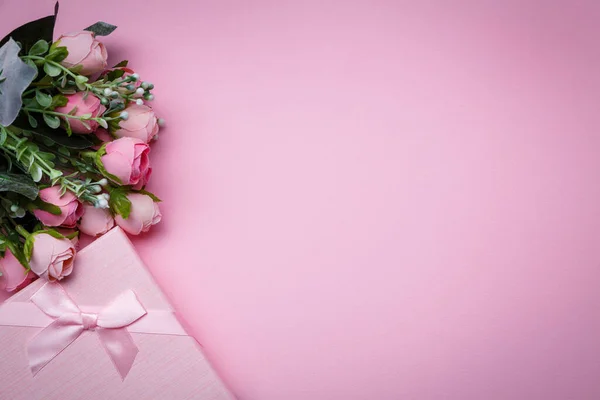 Coffret cadeau en papier et fleur rose sur fond rose. Couché plat, vue du dessus . — Photo