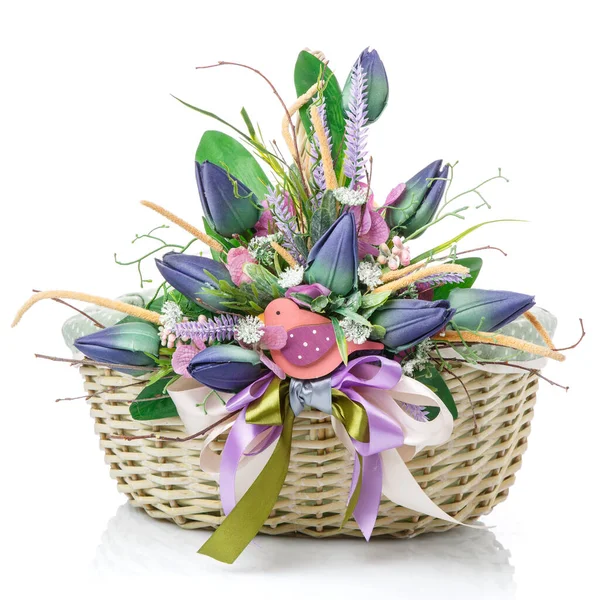 Panier de Pâques sur fond blanc. Décoré avec une grande décoration de tulipes bleues, de verdure et d'oiseau décoratif en bois . — Photo