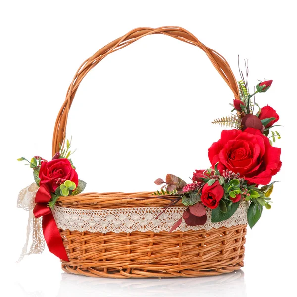 Cesta de videira natural decorada com alça alta. Decoração de rosas vermelhas e fita de renda no fundo branco — Fotografia de Stock