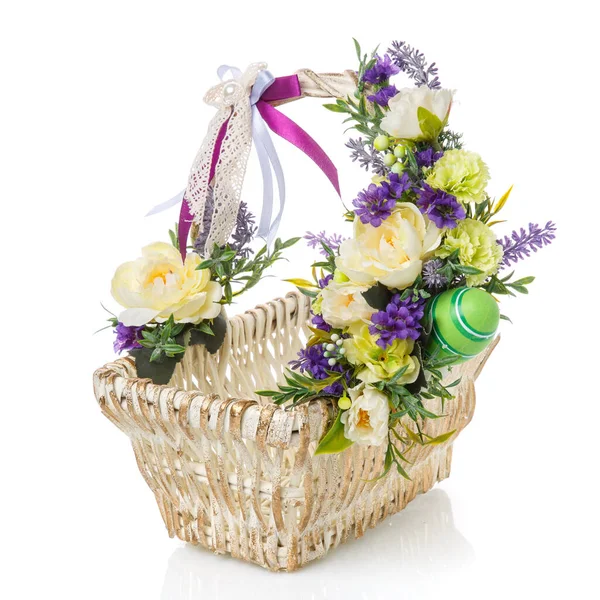 Cestas de Pascua blancas y doradas decoradas con flores ligeras, huevos y cintas de colores sobre fondo blanco —  Fotos de Stock