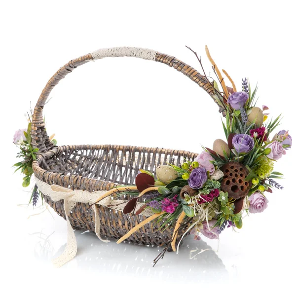 Provence arranjo floral Páscoa em uma cesta de vime com uma videira no fundo branco — Fotografia de Stock