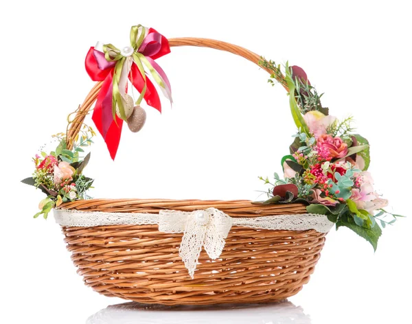 Cesta Pascua Redonda Mimbre Con Hermoso Lazo Cinta Decoración Con — Foto de Stock