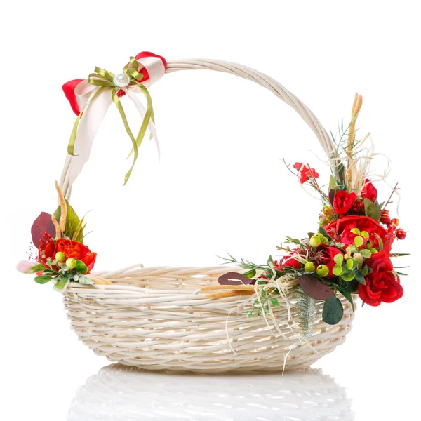 Cesta Redonda Blanca Con Decoración Roja Cesta Pascua Aislado —  Fotos de Stock