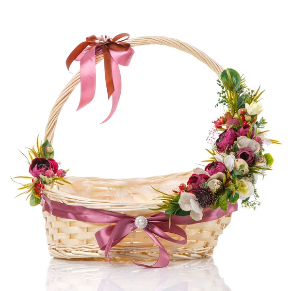 Okrągły Wiklinowy Kosz Wielkanocnymi Kompozycjami Kwiatowymi Uchwycie Kosza Wystrój Ciemnych — Zdjęcie stockowe