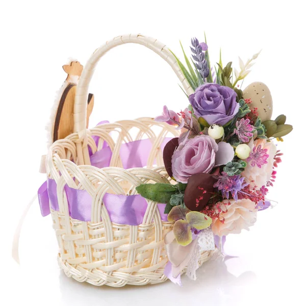 Mooie Decoratieve Mand Met Bloemen Voor Pasen Viering Geïsoleerd Een — Stockfoto