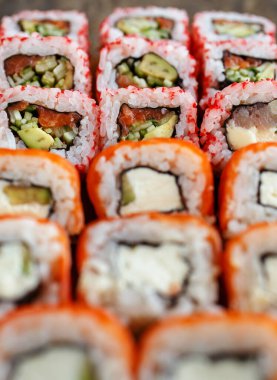 Restoranda suşi ruloları Japon yemeği. Somon, sebze ve havyar ile hazırlanmış suşi ruloları..