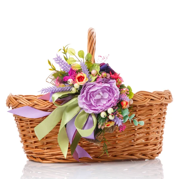 Brązowy Wiklinowy Kosz Ozdobiony Kolorowymi Kwiatami Wstążkami Izolacja — Zdjęcie stockowe