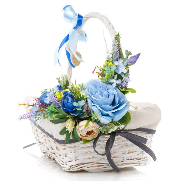 Piękny Wystrój Kwiatowy Wielkanoc Kolorze Niebieskim Białym Wiklinowym Koszu Białym — Zdjęcie stockowe