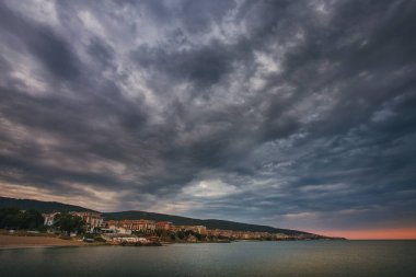 Fırtınadan önceki zaman. Dramatik bir gökyüzü. Turistik bir şehrin kıyısında fırtına var. Deniz bir fırtınaya hazırlanıyor. Sveti Vlas, Bulgaristan, Sunny Beach