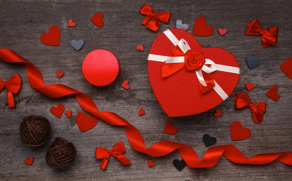 Caja Regalo Forma Corazón Corazón Rojo Cintas Lazos Arco Fondo — Foto de Stock