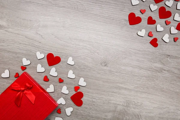愛と休日の挨拶の概念の背景 愛の象徴 心臓の装飾 テキスト用の場所 赤いギフトボックス 赤と白の木製の心 バレンタインデー 誕生日の挨拶のコンセプトの背景 トップビュー — ストック写真
