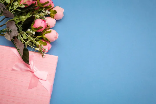 Composition Avec Belles Fleurs Boîte Cadeau Rose Sur Fond Bleu — Photo