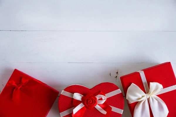 Scatole Regalo Rosse Sfondo Bianco Legno Concetto Storie Amore San — Foto Stock